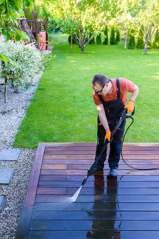 Pressure cleaning deck